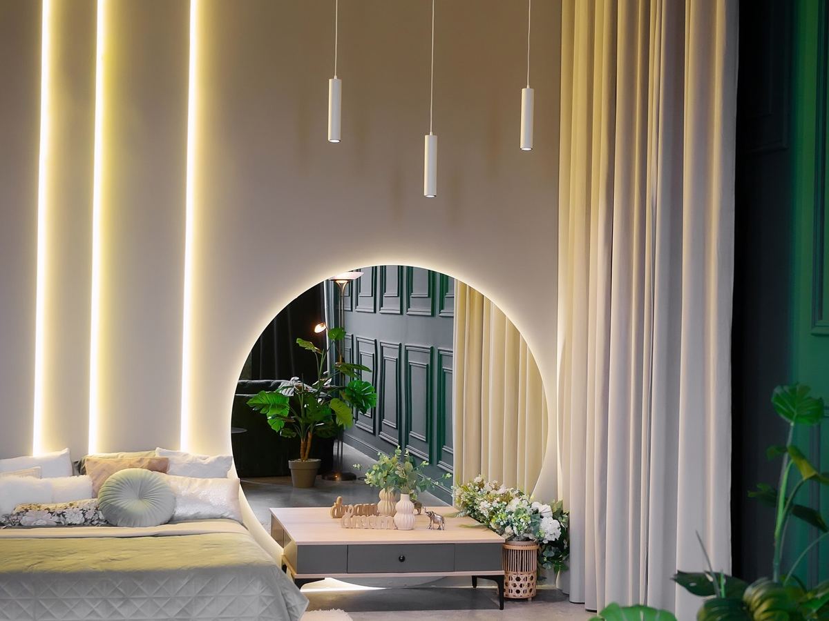 Sala White · Dormitor cu oglindă iluminată